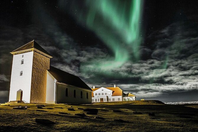 4 Hours Northern Lights Private Luxury Tour - Chasing dark skies beyond Reykjavik