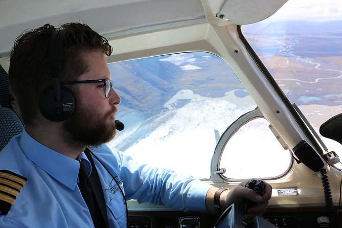 Airplane flight over glacier lagoons and Iceland's highest peak - Jökulsárlón from above