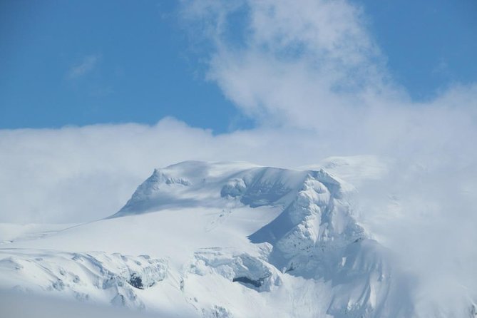 Airplane flight over glacier lagoons and Iceland's highest peak - Why the small group matters