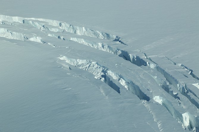Airplane Flight over Vatnajökull Volcanic Eruption Sites - Reading the route from the air