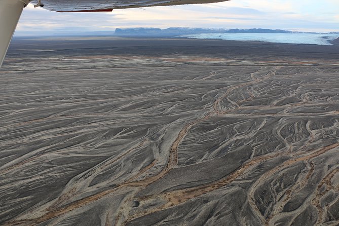 Airplane tour over black sands and riverbeds from Skaftafell - Why a five-person limit matters