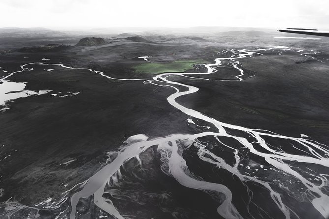 Airplane tour over black sands and riverbeds from Skaftafell - The pilot’s role in the experience