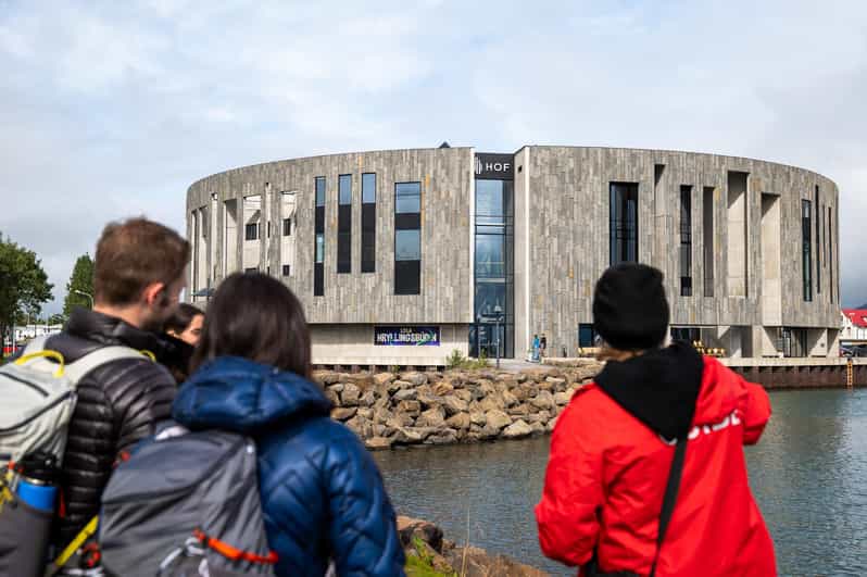 Akureyri: City Walk with Local Food - Who should book this experience?