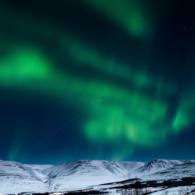 Akureyri: Northern Lights Photography Tour - A hot drink makes a cold wait easier