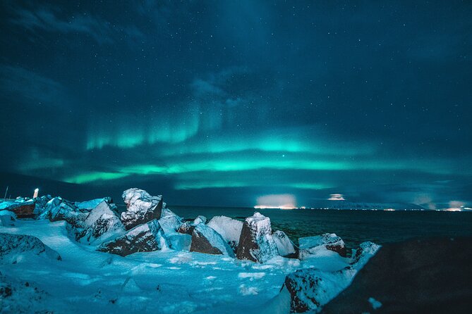 Cozy Northern Lights Tour with Icelandic Treats - Blankets, hot chocolate, and the waiting game