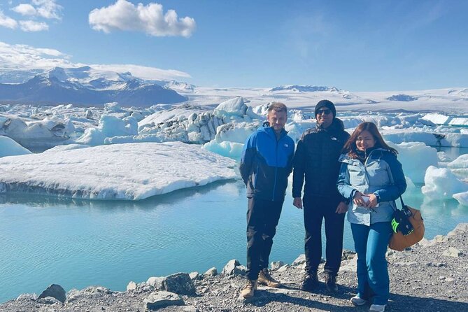 Diamond Beach & Jökulsárlón Floating Glacier Guided Day Tour - What the guides add to the experience