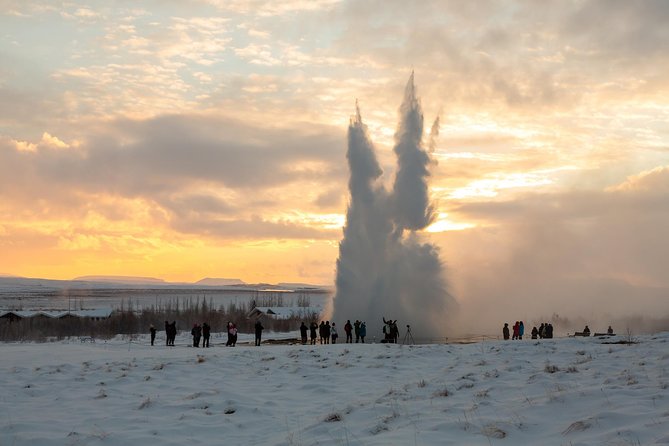 Fontana Geothermal Spa and Golden Circle Tour From Reykjavik - Timing, transport, and the pickup warning