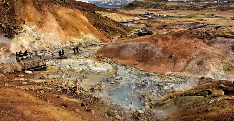 From Reykjavik: Reykjanes Geopark Tour & Airport Transfer - Kleifarvatn and Grænavatn: two very different lakes