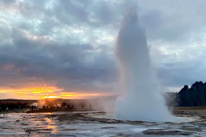 Full Day Golden Circle - Guided Tour - Geysir: five minutes of waiting, then a column of water