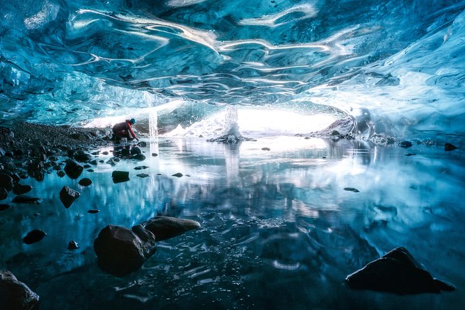 Glacier and Ice Cave Private Photoshoot - 15 Shot Photo Package - Photographing your group without losing the moment