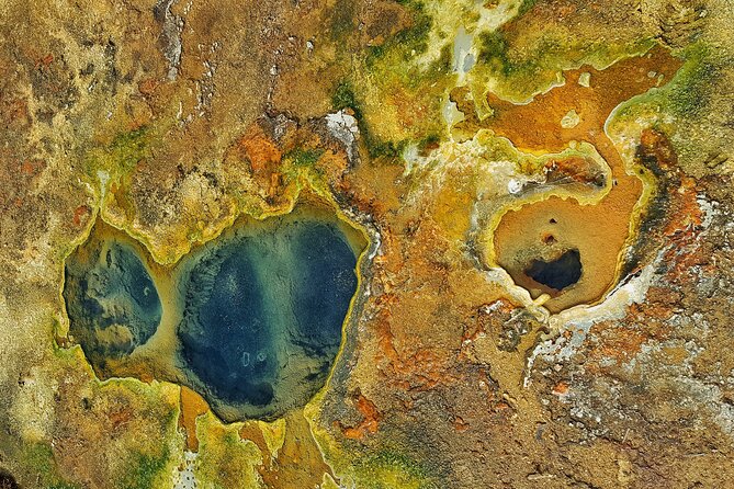 Helicopter Flight Over Geothermal Landscapes from Reykjavik - What the pilots add to the flight