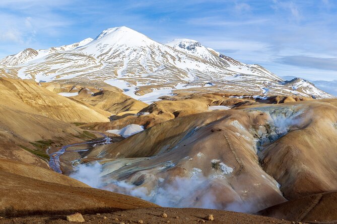 Kerlingarfjöll Day Hike from Reykjavik - A small group helps on a demanding route