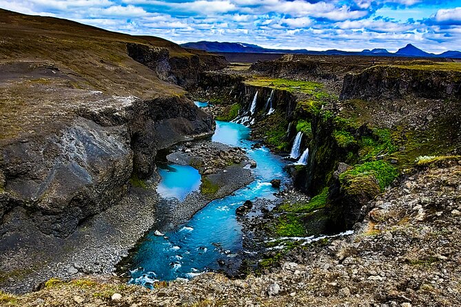 Landmannalaugar, Hekla, Sigoldugljufur 4x4 tour with Hiking - Ljótipollur, the turquoise lake with an unfair name