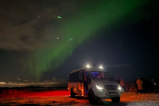 Northern Lights 4x4 Tour with Pastries and Cocoa from Reykjavik - Watching green, purple, and pink light