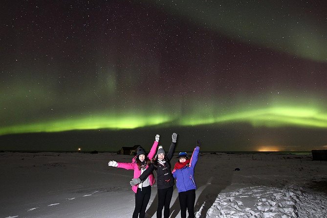 Northern Lights and Stargazing Small-Group Tour with Local Guide - Waiting with hot chocolate and kleina