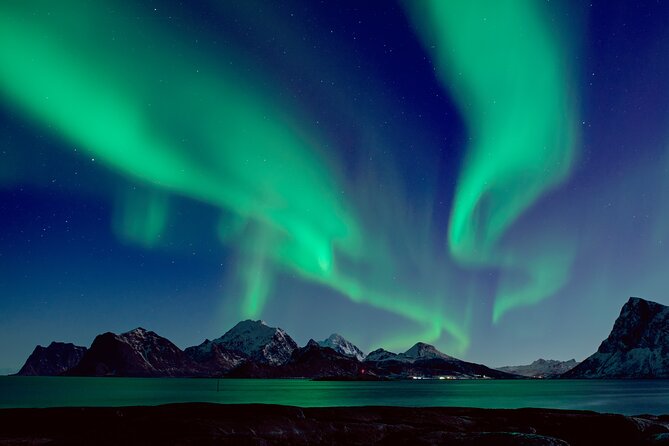 Northern Lights Private Tour-Epic Adventure - Waiting in the dark, with a few comforts