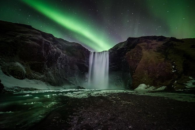 Northern Lights Small Group Tour from Reykjavik with Free Photos - Hot chocolate, snacks, and what to wear
