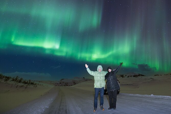 Northern Lights Small Group Tour with Photos - A warm break with hot chocolate and buns