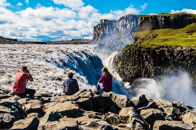 Premium 4x4 Diamond Circle Tour - Hljóðaklettar rewards close attention to the rock