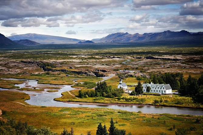 Premium Golden Circle Tour in Jeep - Geysir’s hot ground and sudden eruptions