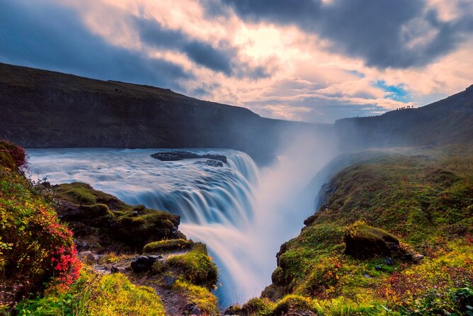 Private Golden Circle Tour by Luxury SUV from Reykjavik - Geysir and Strokkur: wait for the next burst
