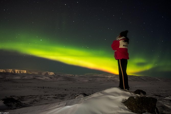 Private Northern lights with photographs - Photographing your group with the aurora