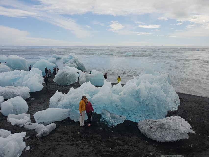 Reykjavík: 2-Day Tour with Icebergs, Glaciers & Waterfalls - Guides are a major part of the experience