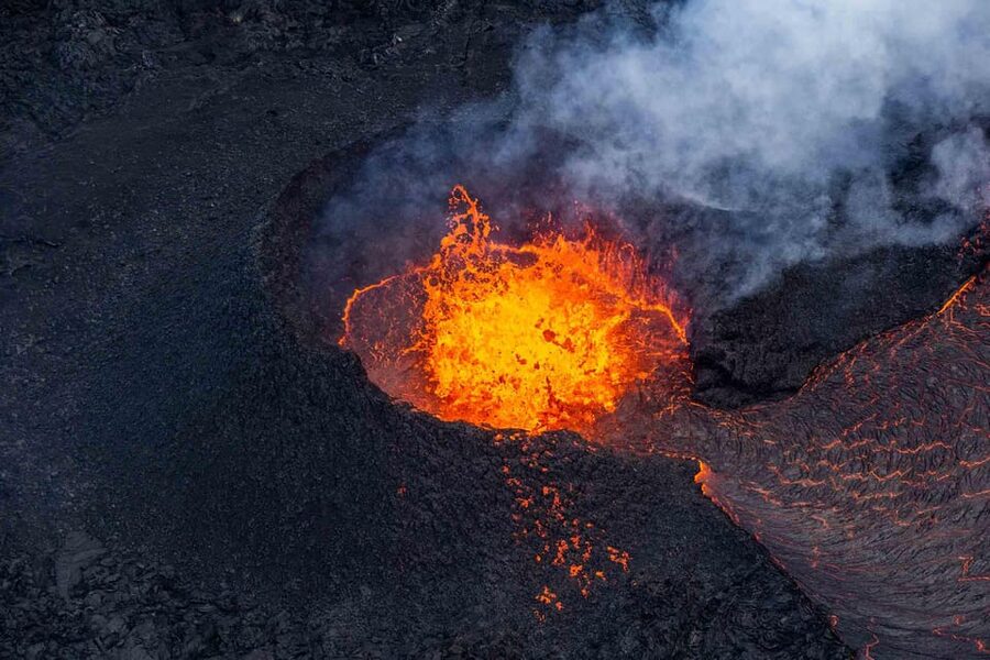 Reykjavik: 45-Minute Volcano Sightseeing Helicopter Tour - The return past Bessastaðir