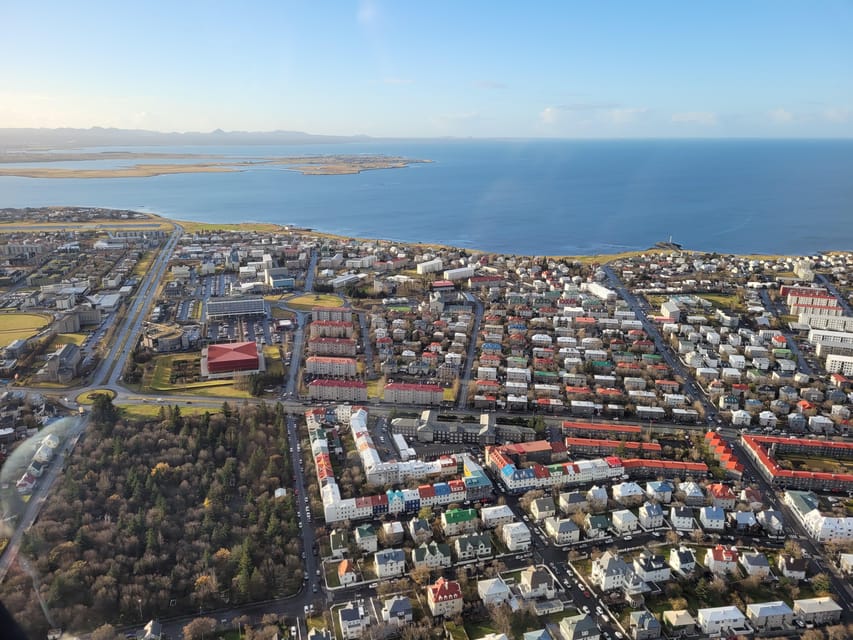 Reykjavik: 45-Minute Volcano Sightseeing Helicopter Tour - What the small group and pilot add