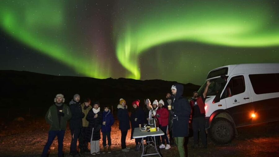 Reykjavík: 4x4 Minibus Northern Lights with Photo and Cocoa - The drive into Iceland’s winter night