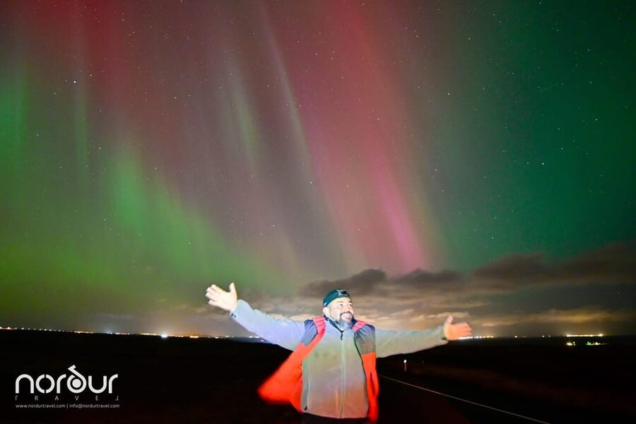 Reykjavík: 4x4 Minibus Northern Lights with Photo and Cocoa - Cocoa, pastries, and the cold