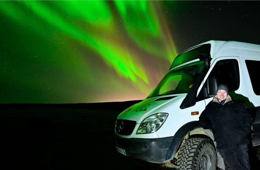 Reykjavík: 4x4 Minibus Northern Lights with Photo and Cocoa - How the four-hour schedule feels