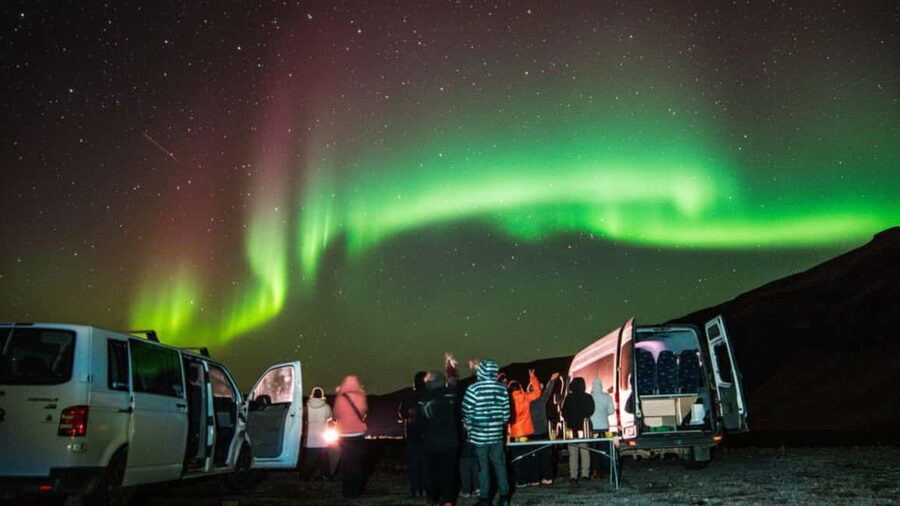 Reykjavík: 4x4 Minibus Northern Lights with Photo and Cocoa - Pickup around Reykjavík