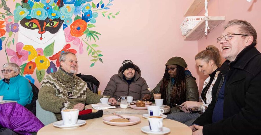Reykjavik: Feline-Focused City Walking Tour - Gyllti kötturinn and the hunt for local celebrities