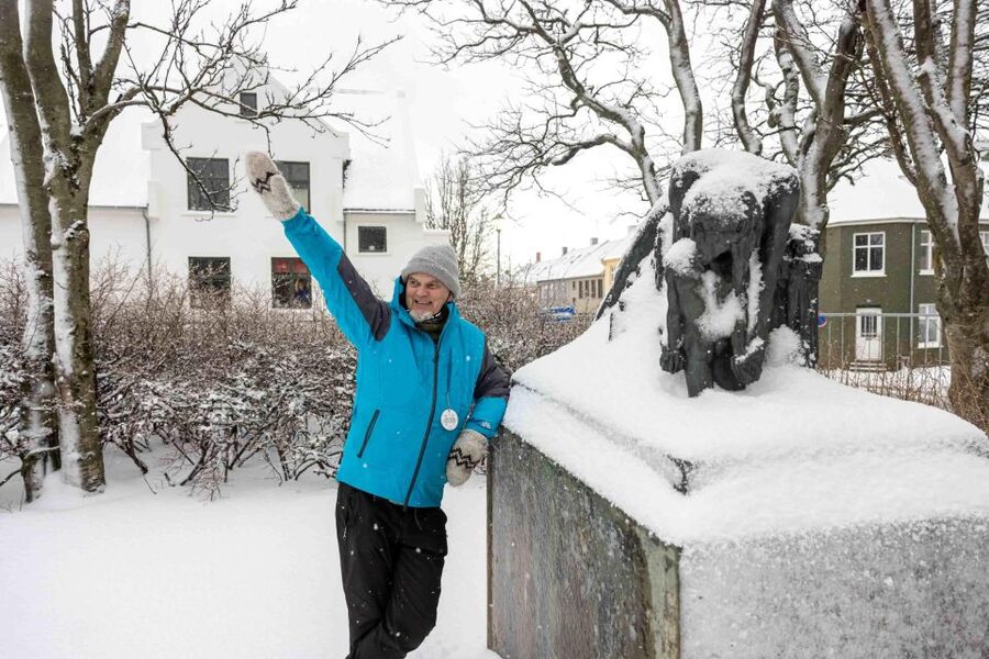 Reykjavik: Feline-Focused City Walking Tour - Lake Tjörnin adds a quieter city stop