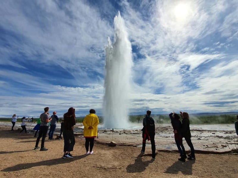 Reykjavík: Golden Circle, 2 Geysers & Geothermal Bakery Tour - Strokkur erupts while Geysir rests