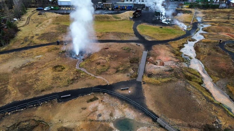 Reykjavík: Golden Circle, 2 Geysers & Geothermal Bakery Tour - Kerið Crater gives you a close look at volcanic Iceland