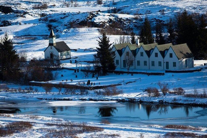 Reykjavik: Golden Circle and Northern Lights Small-Group Tour - Searching the countryside for the aurora