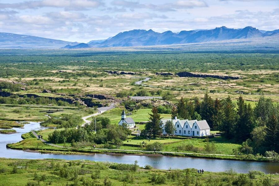 Reykjavík: Golden Circle, Secret Lagoon, & Friðheimar Tour - Guides, group size, and the ride itself