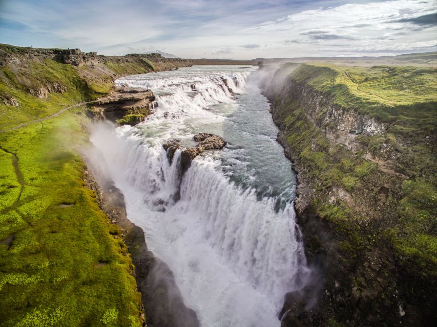 Reykjavík: Golden Circle Tour & Perlan Museum Tour - Kerið shows Iceland’s volcanic colors