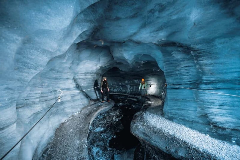 Reykjavik: Katla Ice Cave & South Coast Waterfalls Tour - The drive toward Vík and Mýrdalsjökull