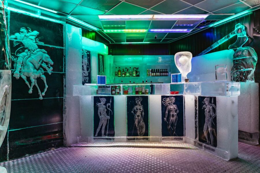 Reykjavik: Magic Ice Bar Entrance and Welcome Drink - Photo opportunities with Roman, Roma, and the bar team