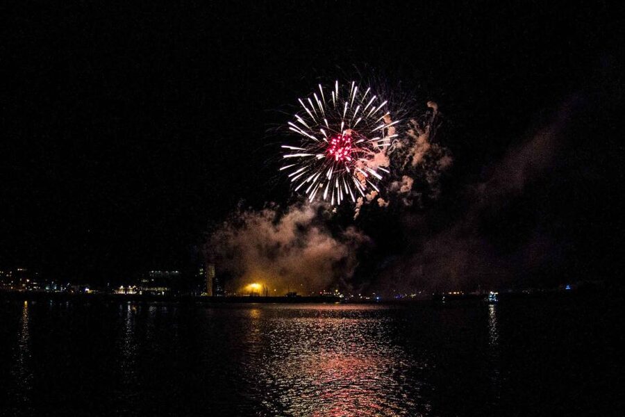Reykjavik: New Year's Eve Fireworks Cruise - Sailing from Reykjavik into Faxaflói Bay