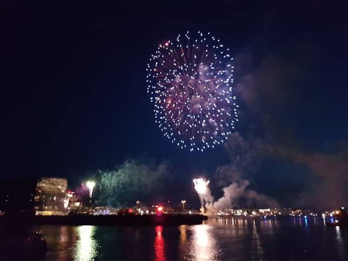 Reykjavík: New Year's Eve Northern Lights Yacht Cruise - Searching for the Northern Lights from a yacht