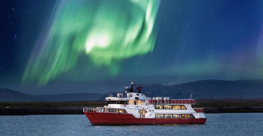 Reykjavík: Northern Lights Cruise - Waiting for the Northern Lights on deck