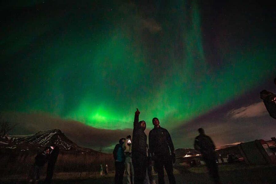 Reykjavik: Northern Lights Group Tour with Photos - What happens at a viewing stop