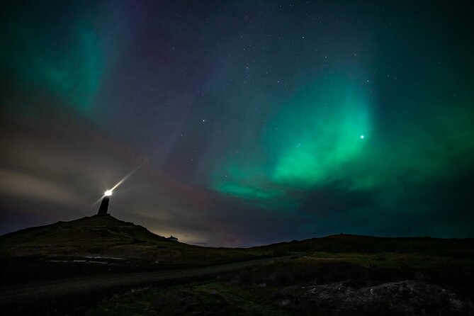 Reykjavik Northern Lights Tour with Professional Photographer - Hot chocolate, pastries, and blankets in the cold