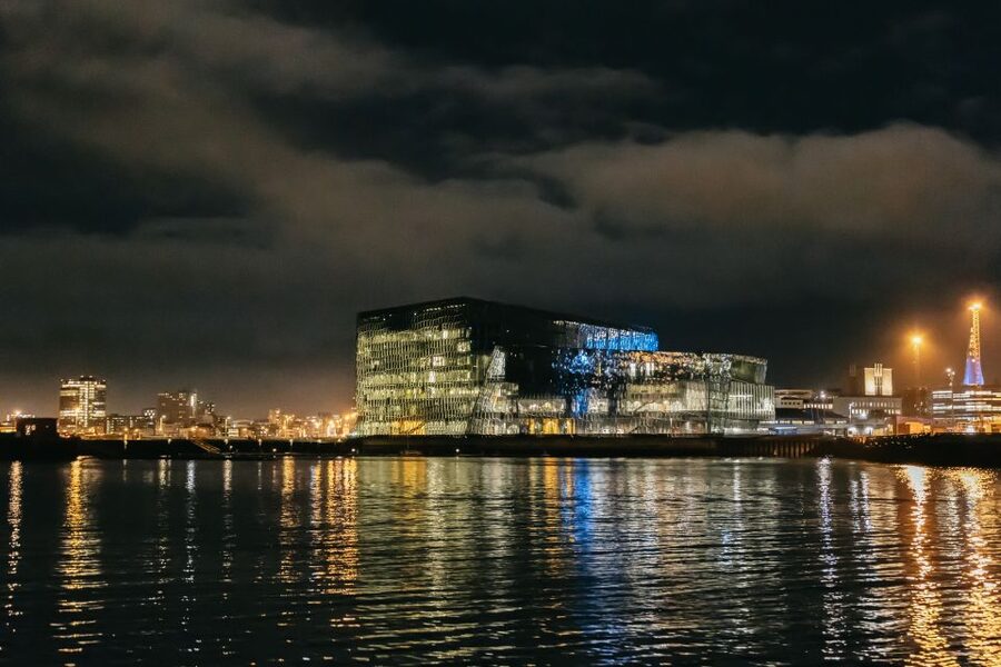 Reykjavik: Northern Lights Yacht Tour - Guides who help you see more