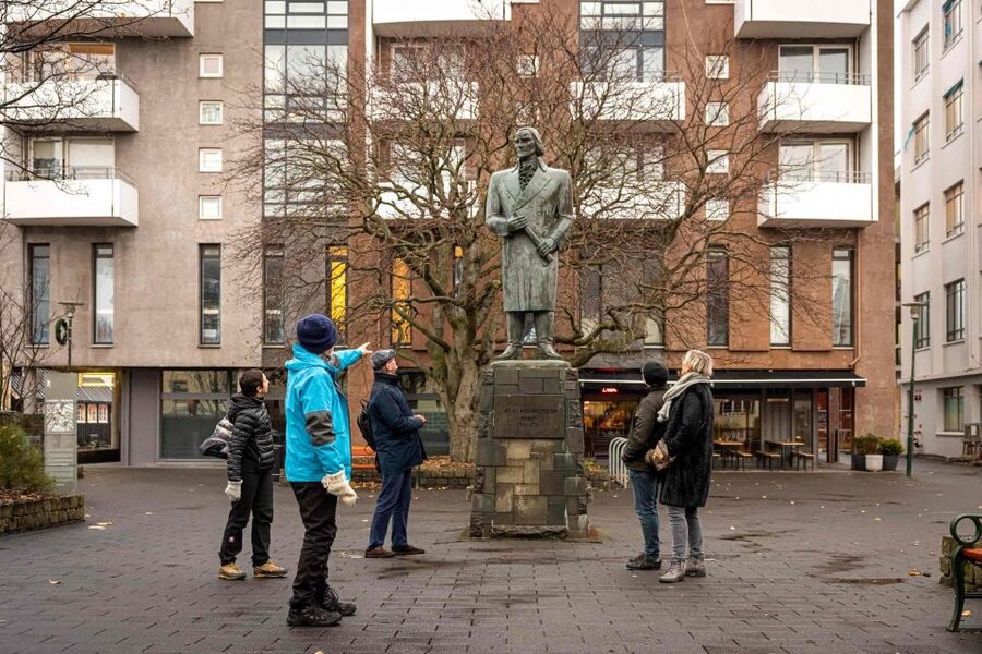 Reykjavik: Sightseeing Walking Tour with a Viking - Ingólfur Square and Austurvöllur