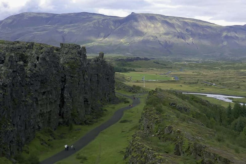 Reykjavik: The Golden Circle Day Tour - What the bus and guide add